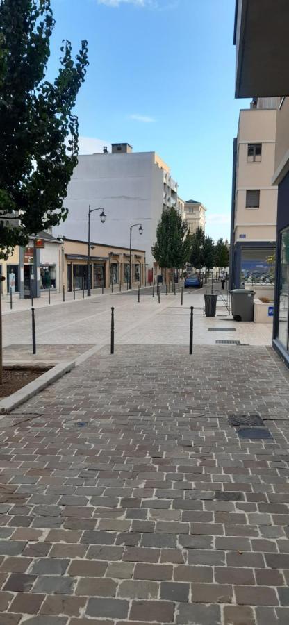 Ferienwohnung Studio Hyper Centre Avec Balcon Châteauroux Exterior foto